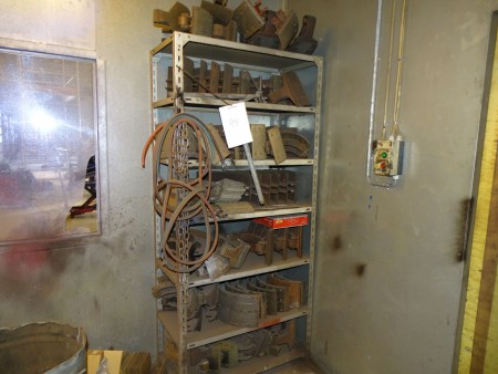 Shelf with various brake discs for renovation + various drills and assortment shelves