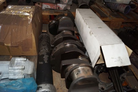 2 pallets with various engine spare parts