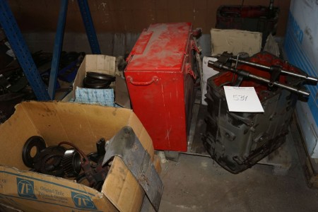 2 pallets + boxes with various parts for truck