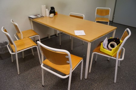 Bord + 6 stole + bord og 2 stole + brochure-reol 2 stk.