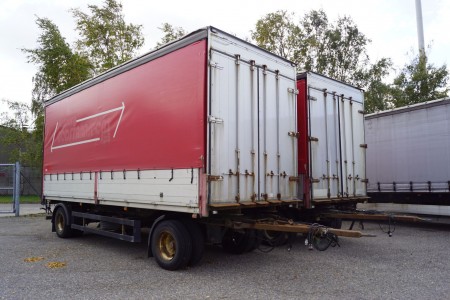 Curtain Trailer. Condition: Good. Brand: Øster Snede Ladfabrik. With aloesides. With rear lift. Reg. No .: HX 80 93. Length approx. 10m. Width approx. 3m. Total load: 20000 kg. Max load: 14450 kg.