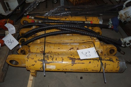 5 hydraulische Kolben, Durchmesser ca. 18 cm, Länge ca. 104 cm und Hydraulikschläuche