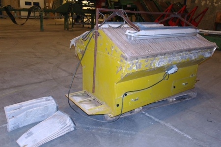 (2) sanding tables with exhaust
