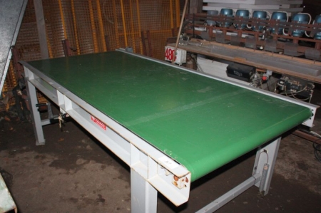 Driven belt conveyor with hydraulic lift and variable speed feature
