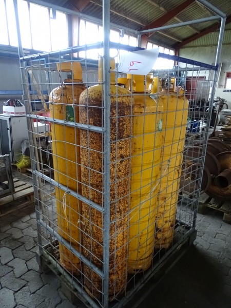 Palle cage with gas cylinders. 7 pcs. 25.8 kg