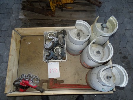4 pcs. gas cylinders. Lot of nylon wheel, drawbar 750 kg. Brand: Ridgid