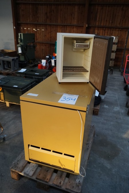 Freezer Mrk. Atlas 105x53x85 cm. + small fridge mrk. Electrolux approx. 30 x 40 cm
