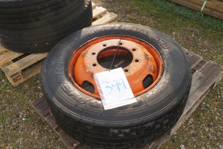 Tires with rims 275 / 70R22,5