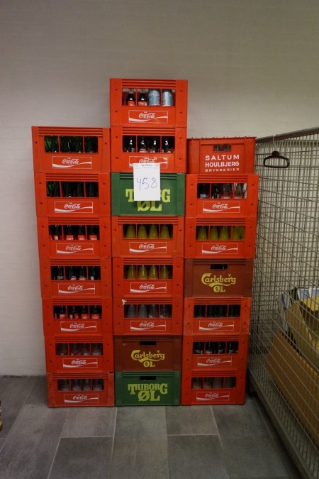 4 kasser øl (bedst inden februar/marts 2019) + 17,5 kasser sodavand/vand, cola, Fanta, sprite mm. (bedst inden oktober 2018 - juli 2019)