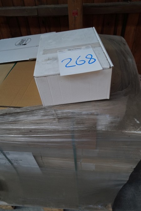 Parti papkasser med tryk. 40x29,5x15,5 cm.