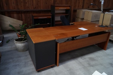 Kontormiljø. Skrivebord ca. 180x110x72 cm. + kontorstol + 2 stk. jalousi-arkivskabe + 2 krukker + skuffemodul + lampe