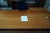 Office-Umgebung. Schreibtisch ca. 180x110x72 cm. + Bürostuhl + 2 Stück Jalousie Aktenschrank + 2 Gläser + Schubladenmodul + Lampe