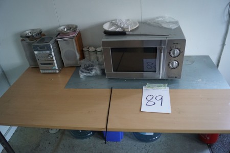 Table H: 72 cm L: 140 cm D: 70 cm, with microwave, plant.