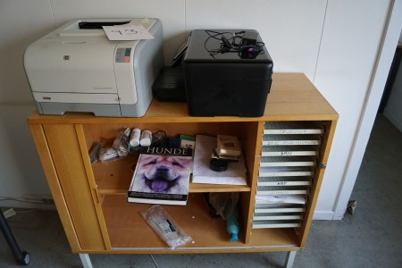 Printer 2 pcs, not tested and 1 cabinet L: 110 cm D: 42 cm H: 93 cm with contents.