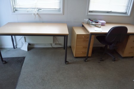 Tische, 2 Stück L: 140 cm T: 70 cm H: 72 cm mit 2 Schubladen und 1 Bürostuhl.