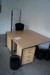 Schreibtisch L: 140 cm T: 70 cm H: 72 cm 2 Stück, mit 3 Schubladen, Schränke und 1 Bürostuhl.
