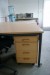Skrivebord L: 140 cm D: 70 cm H: 72 cm 2 stk , med 3 stk skuffer, skabe og  1 kontor stol.