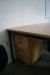 Schreibtisch L: 140 cm T: 70 cm H: 72 cm 2 Stück, mit 3 Schubladen, Schränke und 1 Bürostuhl.