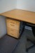 1 Stück höhenverstellbaren Tisch L: 180 cm D: 90 cm und L 1 Tabelle: 140 cm H: 72 cm. D: 70 cm, mit 2 Bürostühlen und einem Schubladenschrank.