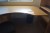 Skrivebord L: 180 cm D: 110 cm H: 75 cm med skuffeskab, 2 reoler H: 187 cm D: 35 cm B: 78 cm.