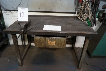 Værkstedsbord med skruestik L: 150 H: 89 D: 82 cm.