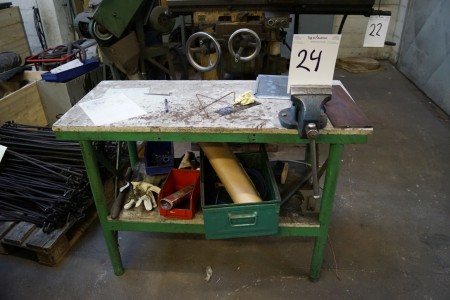 Værkstedsbord med skruestik uden indhold L: 122 H: 86 D: 55 cm