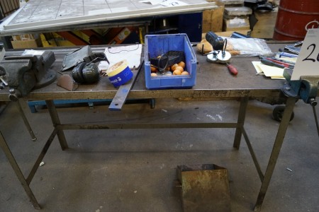 Værkstedsbord med 2 stk. skruestik, uden indhold L: 200 H: 89 D: 59 cm.