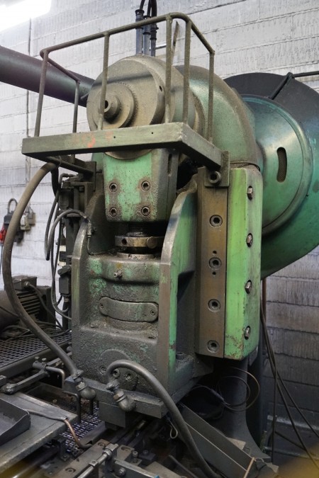 Presse PMB, Poul Møllers Maschinenfabrik Typ: EPF-64, 1968, 64 Tonnen ohne Werkzeug, Gewicht 4000 kg. H: 240 B: 120 T: 195 cm.