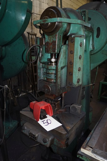 Press PMB, Poul Møller Machine Plant Type: EPF-32, 1969 Years, 32 tonnes Without Tools, Weight 2000 kg. H: 220 B: 70 D: 140 cm.