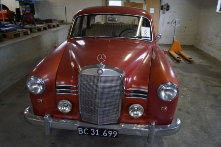 Mercedes-Benz 180, Benzin, Oldtimer. Jahrgang 1956 auf schwarzem Kennzeichen, Sichtweite 19.07.2013.