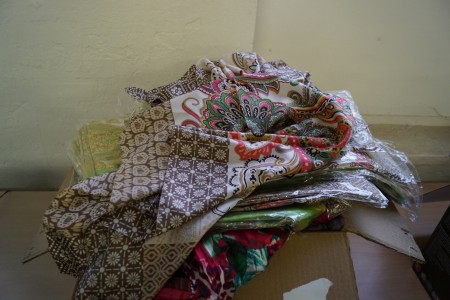 Kasse med silke tørklæder forskellige størrelser ca. 120 stk.