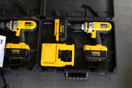 2 pcs. DeWALT 36V Accumulators type DC900. 21 torque settings, 3 gears and drill bit. In DeWALT suitcases. In addition to the 2 batteries, there is a charger, 3 pcs, batteries and 2 pcs. handrails. Nice condition. Inspection and extradition: Call J. Høgh 