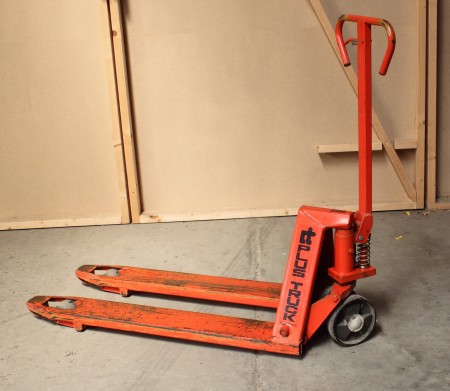 Low lifter. 2500 kg. Stand unknown. Inspection and extradition: Call J. Høgh on 42 74 23 99 NOTE ANOTHER ADDRESS.