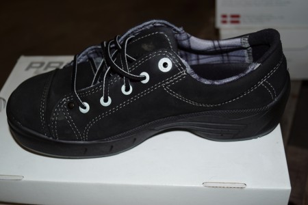 HKS safety shoes 2 pairs. Size 41