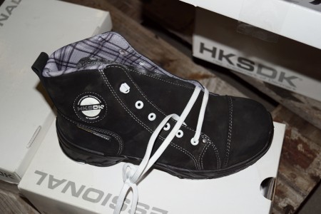 HKS safety shoes 2 pairs. Size 42 + 45