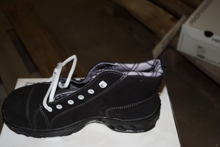 HKS safety shoes 2 pairs. Size 42