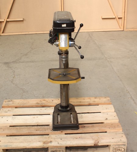 Drill press. Ø 16 Mm drill cartridge. 12 speeds. Raise / lower / turntable and adjustable depth stop. Weight approx. 40kg. Inspection and extradition: Call J. Høgh on 42 74 23 99 NOTE ANOTHER ADDRESS.