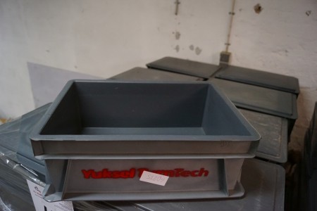 Pallet with plastic boxes L: 40 B: 29,5 D: 14 ​​cm.