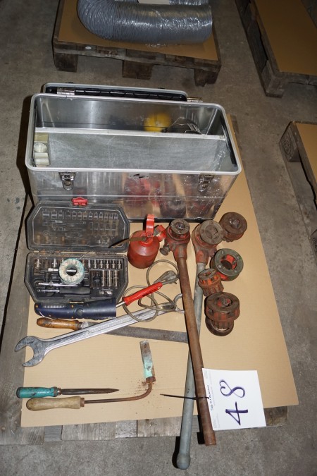 Værktøjskasse med diverse værktøjer + gevindskærer værktøjer.