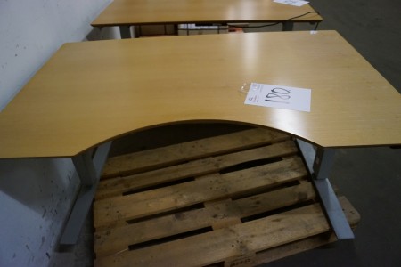 Raising / lowering table L: 140 D: 90 cm.