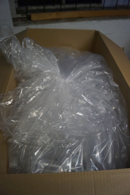 3 kasser med 330 stk. plastflasker i hver kasse. 200 ml.