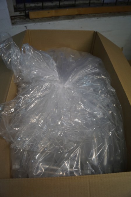 3 kasser med 330 stk. plastflasker i hver kasse. 200. ml.