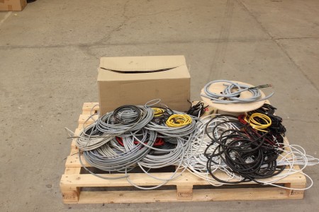 Palle with various wires. Most are unused. Inspection and extradition: Call J. Høgh on 42 74 23 99