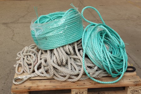 Palle mit verschiedenen Seilen. Unter anderem ca. 75 m unbenutztes ø16mm Seil. Aus den Überbeständen der Reederei. Inspektion und Auslieferung: Rufen Sie J. Høgh unter der Rufnummer 42 74 23 99 an