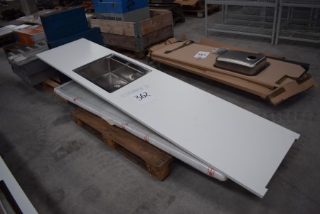 2 Stück Tischplatten, von denen eine mit Spüle ist. 250 x 60 cm + 200 x 60 cm