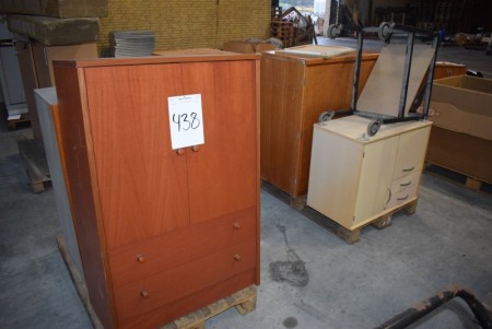 5 pallets with various office furniture