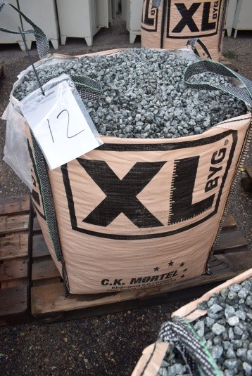 11/16 grå granitsten ca. 1000 kg.