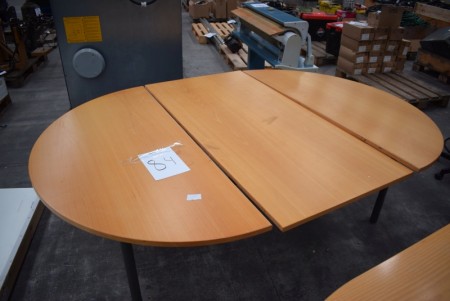 Runder Tisch mit Verlängerungsplatten. 211,5 x 140 cm.