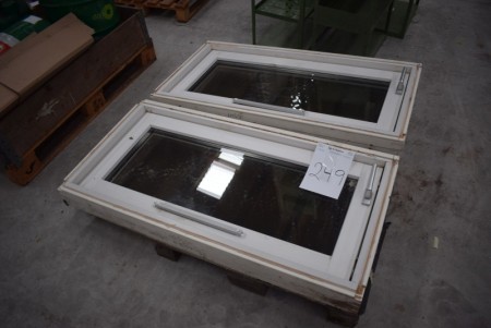 2 Stück Fenster. Kernabmessungen: 60x120 cm