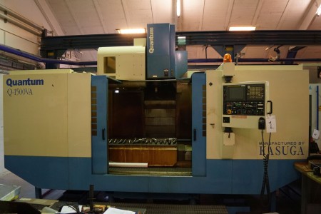 Machining center Kasuga Quantum Q-1500 VA CNC board processing center. Quantum Q-1500 VA brand KASUGA. Must be separated for removal. Year 1999. With Fanuc series 18i-m control. Tensioning plan Length approx. 240 cm wide 92 cm. machine number 9035. 